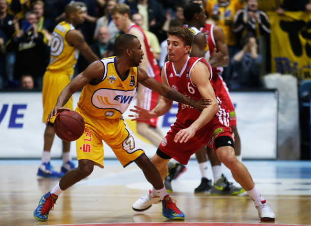 她的表现激 她的表现激